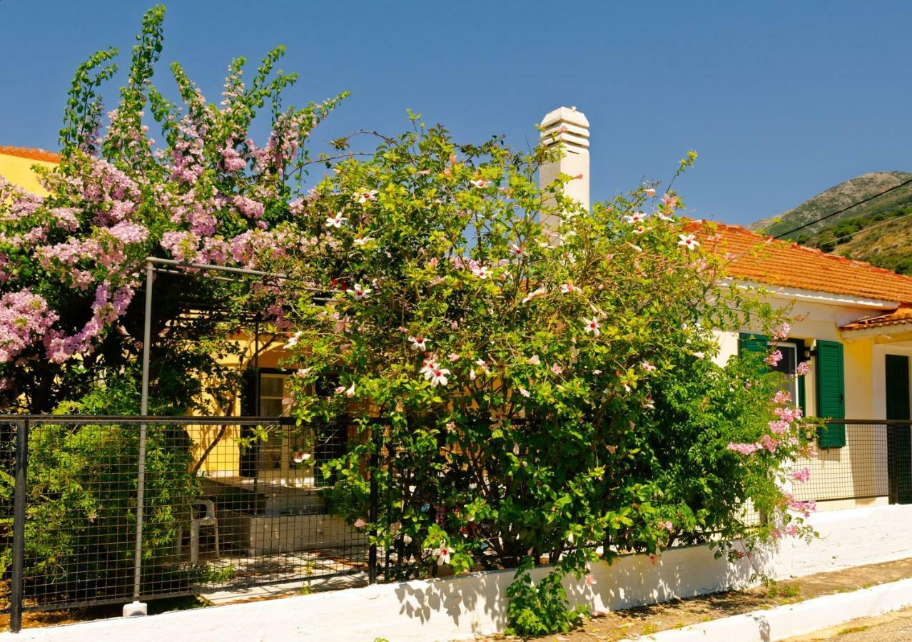 House With Garden Near The Sea Apartment Agia Efimia Bagian luar foto